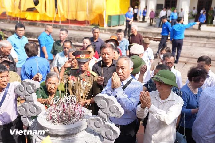 Các cựu thanh niên xung phong, cán bộ, công nhân viên đường sắt và thân nhân liệt sỹ thắp hương tưởng nhớ những đồng chí đã hy sinh để bảo vệ đoàn tàu quân sự, hàng hóa và mạch máu giao thông tại Ga Núi Gôi. (Ảnh: Việt Hùng/Vietnam+)