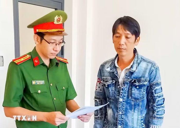 Cơ quan Cảnh sát điều tra Công an thành phố Cần Thơ tống đạt các quyết định với đối tượng Trương Văn Công. (Ảnh: TTXVN phát)