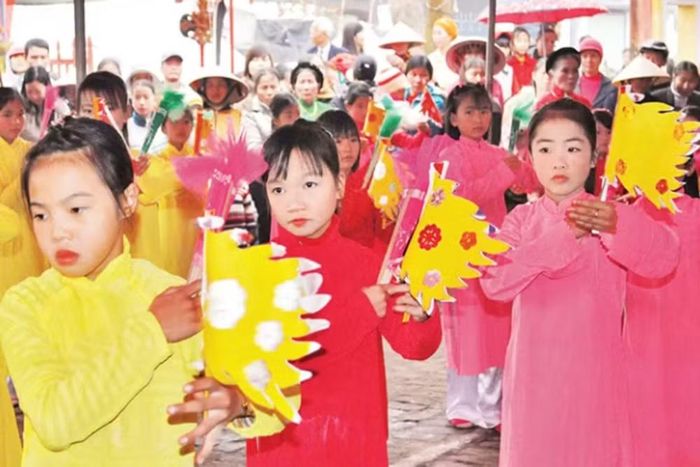 Các em nhỏ bắt đầu làm quen với cờ và quạt, góp một phần vào hành trình gìn giữ di sản. (Ảnh: Báo Nhân dân)