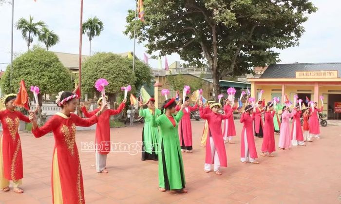 Điệu múa Giáo cờ giáo quạt được các cô gái biểu diễn tại Đình Thượng Liệt (xã Đông Quan). (Ảnh: Báo Hưng Yên)