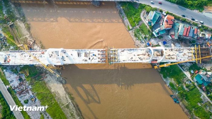 Theo tiến độ được công bố đầu tháng 8/2026, dự kiến thông xe cầu Đuống mới vào giữa tháng 9, tạo điều kiện triển khai tháo dỡ cầu Đuống cũ phục vụ các hạng mục tiếp theo của dự án. (Ảnh: Hoài Nam/Vietnam+) ​ ​
