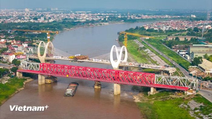 Cầu chính rộng 18,5m, trong khi cầu dẫn rộng 16m. Công trình nằm cách cầu Đuống hiện hữu khoảng 100m về phía hạ lưu. (Ảnh: Hoài Nam/Vietnam+)
