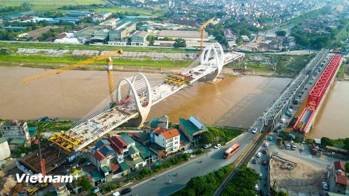 Cầu đường bộ vượt sông Đuống dài 382m, được xây dựng vĩnh cửu bằng bê tông cốt thép và bêtông cốt thép dự ứng lực, kết hợp hệ dây văng. (Ảnh: Hoài Nam/Vietnam+)