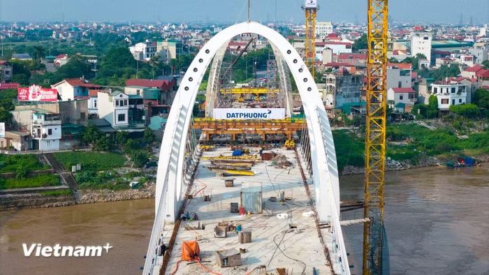 Dự án nâng cấp tuyến vận tải thủy sông Đuống được khởi công từ tháng 7/2023, tổng mức đầu tư 1.848,6 tỷ đồng, gồm hợp phần cầu đường bộ và cầu đường sắt. (Ảnh: Hoài Nam/Vietnam+)