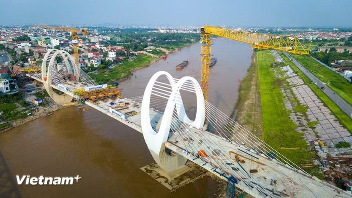 Khi cầu đường bộ và đường sắt mới được đưa vào khai thác, cầu Đuống cũ sẽ được phá dỡ nhằm mở rộng luồng đường thủy, đồng thời tách biệt giao thông đường bộ và đường sắt, tăng năng lực kết nối hai bờ sông Đuống. (Ảnh: Hoài Nam/Vietnam+)