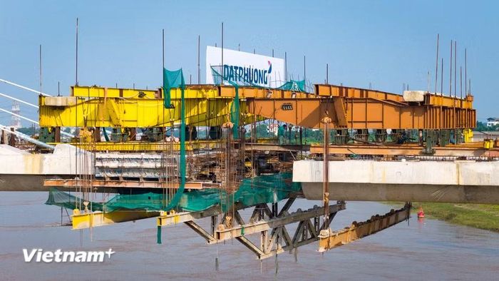 Các nhà thầu đang tập trung thi công những hạng mục còn lại trước thời điểm hợp long. (Ảnh: Hoài Nam/Vietnam+)