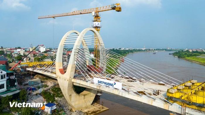 Trụ tháp dạng vòm cùng hệ thống dây văng của cầu đường bộ mới đã cơ bản hoàn thiện, tạo điểm nhấn kiến trúc cho công trình. (Ảnh: Hoài Nam/Vietnam+)