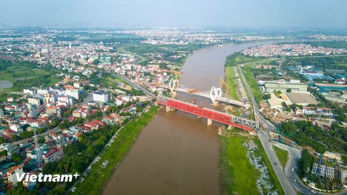 Việc hợp long nhịp chính có ý nghĩa quan trọng đối với tiến độ toàn dự án, tạo điều kiện để các đơn vị chuyển trọng tâm sang hoàn thiện mặt cầu, đường dẫn, nút giao và các hạng mục phụ trợ. (Ảnh: Hoài Nam/Vietnam+)