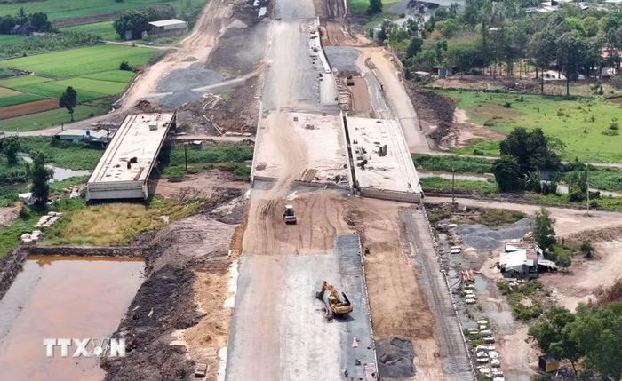 Thi công dự án trọng điểm nhằm thúc đẩy giải ngân. (Ảnh: Tiến Lực/TTXVN)