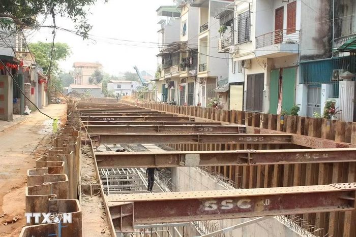 Thi công công trình tiêu thoát nước chống úng ngập. (Ảnh: Nguyễn Thắng/TTXVN)