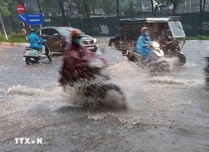 Ủy ban Nhân dân thành phố Hà Nội đang bổ sung năng lực điều hòa, tiêu thoát nước thông qua các dự án xây dựng khẩn cấp. (Ảnh: Văn Điệp/TTXVN)