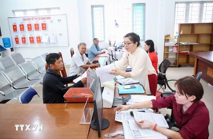 Công tác tiếp nhận, giải quyết thủ tục hành chính tại Trung tâm phục vụ Hành chính công xã Tân Đông, tỉnh Tây Ninh. (Ảnh: Giang Phương/TTXVN)