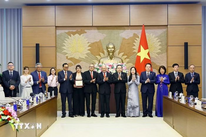 Chủ tịch Quốc hội Trần Thanh Mẫn và Thượng nghị sỹ Alberto Anaya Gutiérrez, Tổng Bí thư Đảng Lao động Mexico chụp ảnh lưu niệm với đại biểu. (Ảnh: Doãn Tấn/TTXVN)