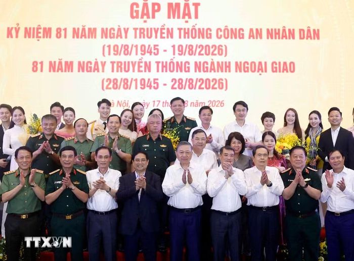 Tối 17/8/2026, tại Hà Nội, Quân ủy Trung ương, Bộ Quốc phòng tổ chức Gặp mặt kỷ niệm 81 năm Ngày truyền thống Công an nhân dân (19/8/1945-19/8/2026) và 81 năm Ngày truyền thống ngành Ngoại giao (28/8/1945-28/8/2026). Tổng Bí thư, Chủ tịch nước Tô Lâm, Bí thư Quân ủy Trung ương, các đồng chí lãnh đạo, nguyên lãnh đạo Đảng, Nhà nước tham dự buổi gặp mặt. (Ảnh: Thống Nhất/TTXVN)