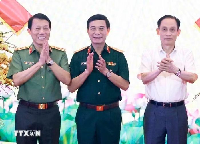 Đại tướng Phan Văn Giang, Ủy viên Bộ Chính trị, Phó Bí thư Quân ủy Trung ương, Phó Thủ tướng, Bộ trưởng Bộ Quốc phòng chúc mừng Bộ Công an và Bộ Ngoại giao. (Ảnh: Thống Nhất/TTXVN)