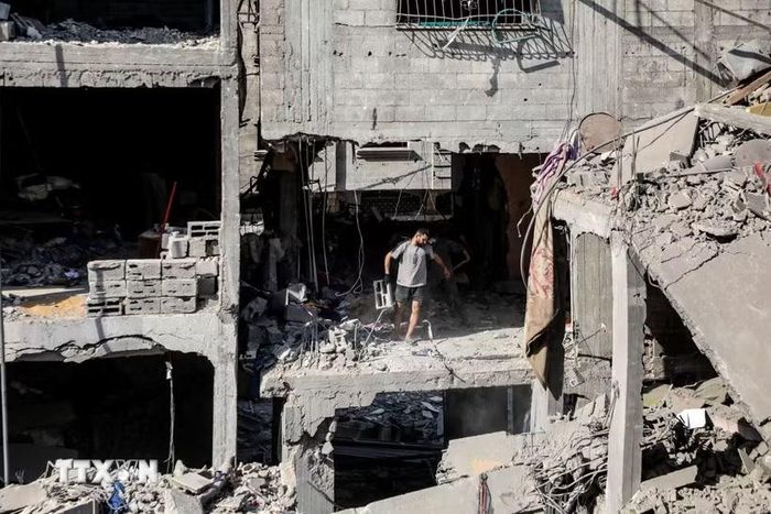 Tòa nhà bị phá hủy sau cuộc không kích của Israel tại Gaza. (Ảnh: THX/TTXVN)