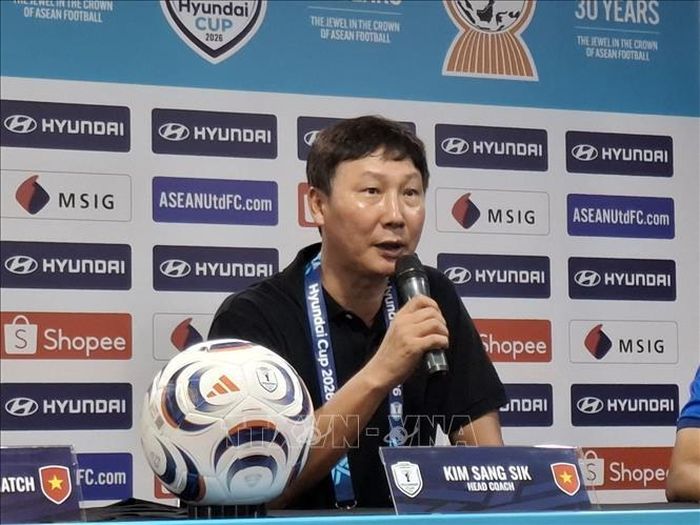 HLV tuyển Việt Nam Kim Sang Sik trả lời các câu hỏi của truyền thông. Ảnh: Thanh Bình/PV TTXVN tại Malaysia