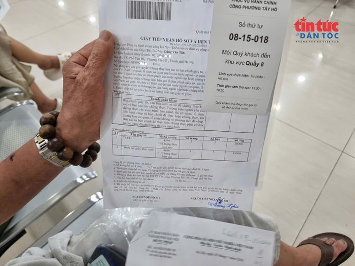 Ông Tân với giấy hẹn làm thủ tục hồ sơ liên quan đến giấy khai sinh.