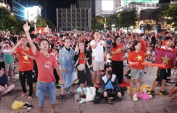Hàng nghìn người hâm mộ cùng hướng về màn hình LED, dõi theo từng bước chạy của các cầu thủ đội tuyển Việt Nam, hòa chung không khí cổ vũ cuồng nhiệt và tiếp lửa cho đội tuyển.