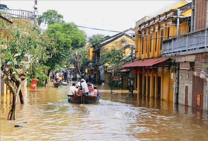 Do tác động của biến đổi khí hậu, phố cổ Hội An, thành phố Đà Nẵng, ngập lũ giữa mùa hè năm 2025. Ảnh: Đoàn Hữu Trung/TTXVN