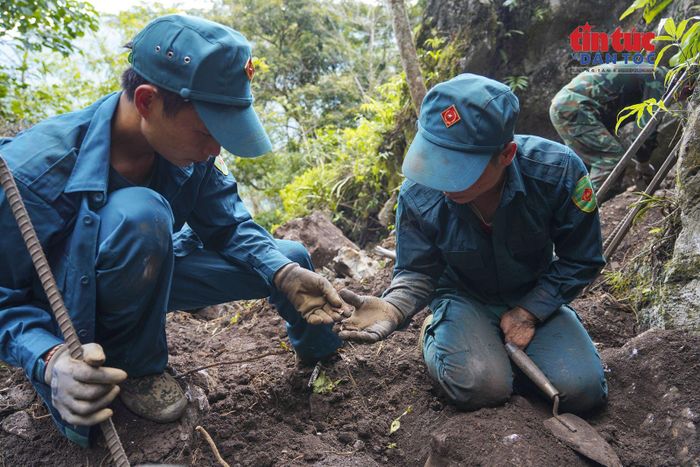 Thành viên đội tìm kiếm cẩn trọng kiểm tra từng dấu tích được phát hiện trong quá trình đào, sàng lọc đất đá tại chiến trường Vị Xuyên.
