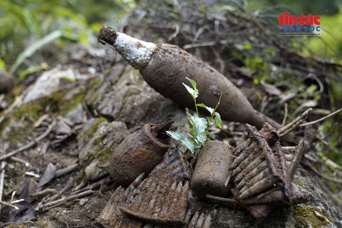 Nhiều vỏ đạn, vật dụng và dấu tích chiến tranh được phát hiện tại khu vực tìm kiếm hài cốt liệt sĩ trên cao điểm 685.