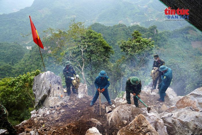 Cán bộ, chiến sĩ tìm kiếm, quy tập hài cốt liệt sĩ khoan phá đá, mở rộng khu vực tìm kiếm trên địa hình hiểm trở của cao điểm 685.