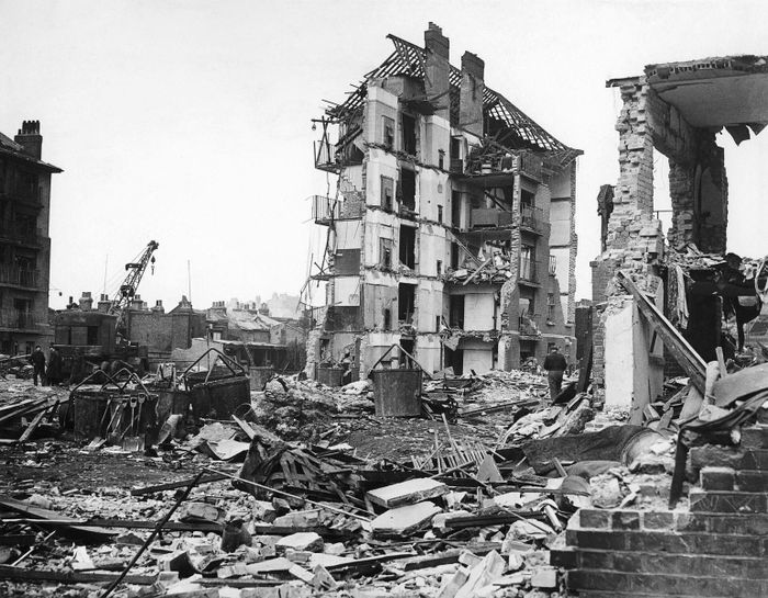 Những tòa nhà bị phá hủy ở Whitechapel, London, sau khi bị tên lửa V-2 tấn công vào ngày 27/3/1945. Ảnh: Wikipedia