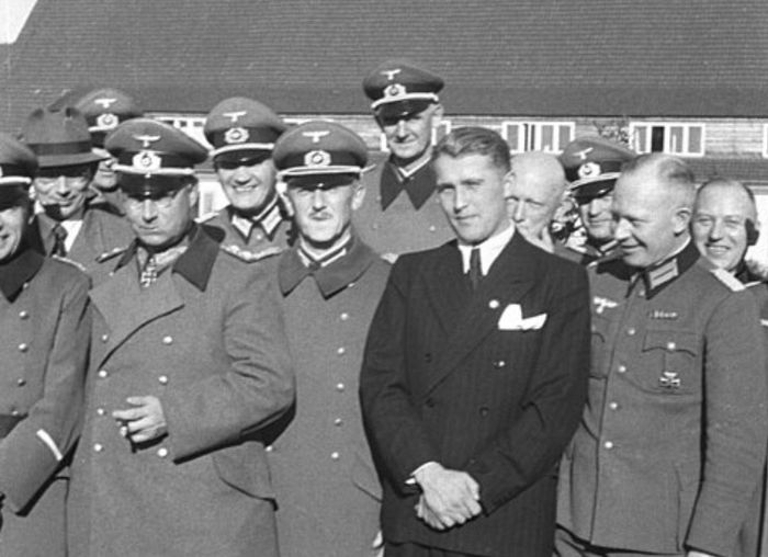 Wernher von Braun (mặc suit sẫm màu) tại Trung tâm nghiên cứu quân sự Peenemünde. Ảnh: Wikipedia