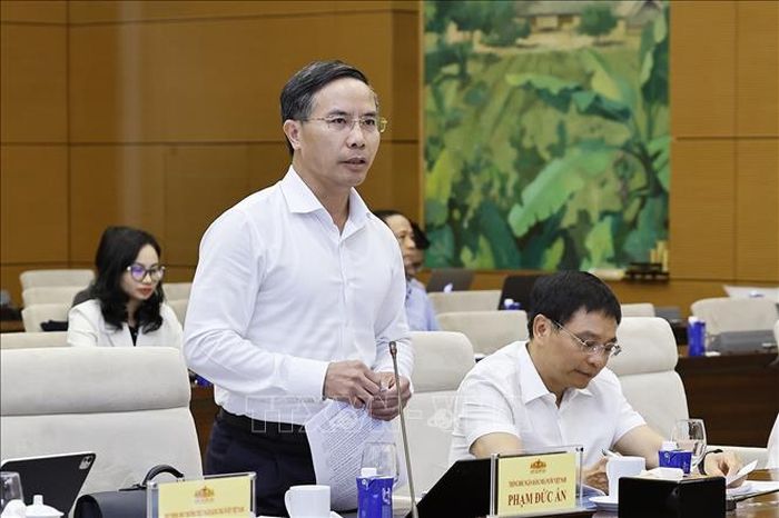 Thống đốc Ngân hàng Nhà nước Phạm Đức Ấn trình bày báo cáo tiếp thu, giải trình và chỉnh lý dự thảo. Ảnh: Doãn Tấn/TTXVN