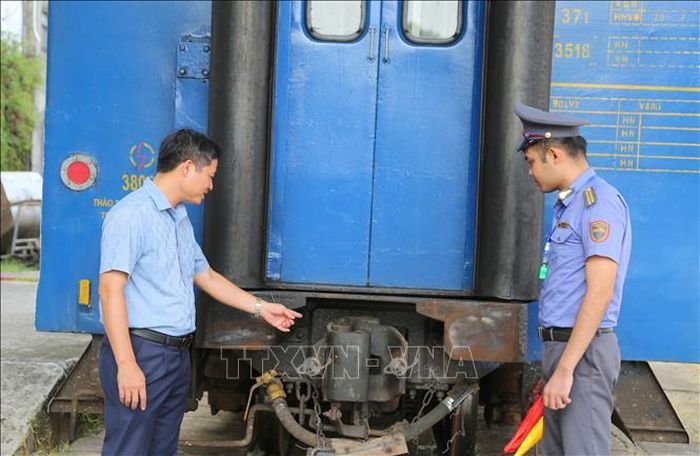Ông Nguyễn Văn Phóng, Trưởng Ga Hải Phòng (bên trái) trao đổi nghiệp vụ chuyên môn để đảm bảo an toàn cho tàu ra vào ga.