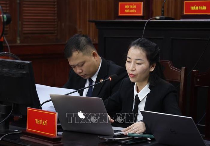 Thư ký phiên tòa.