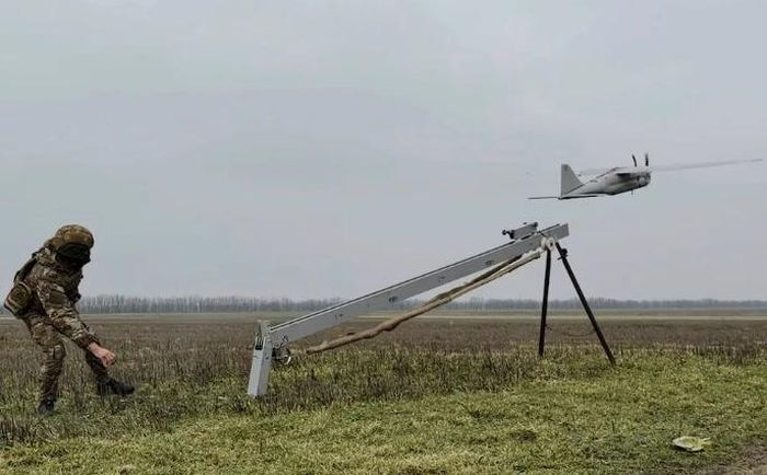Một binh sĩ Nga phóng UAV. Ảnh: Cơ quan Báo chí Bộ Quốc phòng Nga