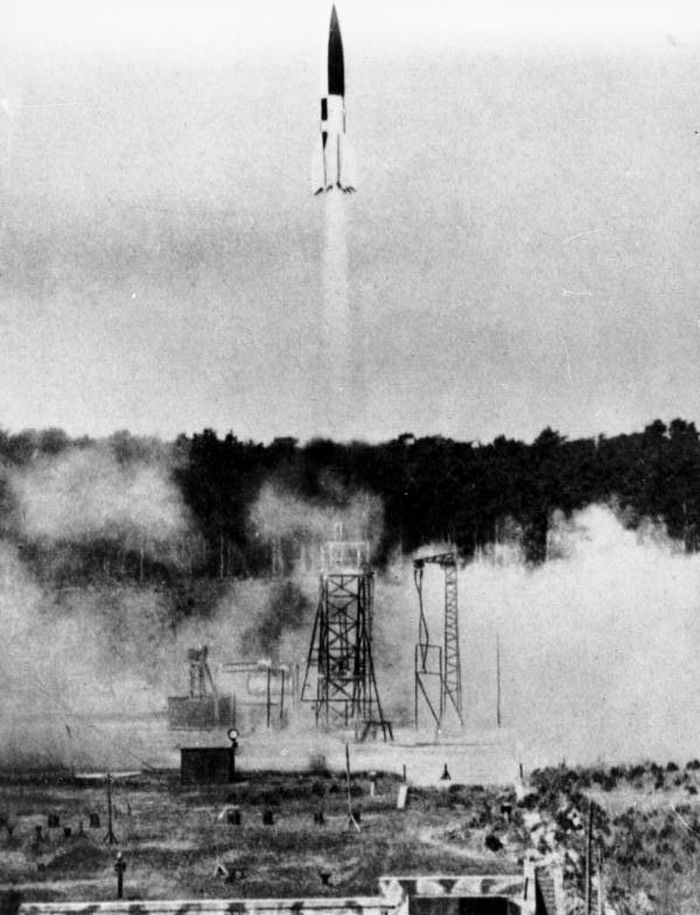 Tên lửa V2 của Đức Quốc xã được phóng tại bãi thử Test Stand VII vào mùa hè 1943. Ảnh: Wikipedia