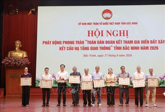 Khen thưởng các hộ gia đình tiêu biểu có nhiều thành tích trong hiến đất làm đường.