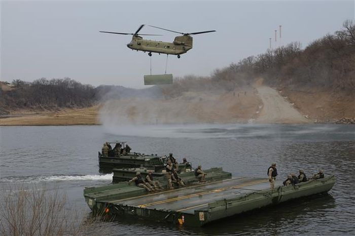 Trực thăng CH-47 Chinook của Mỹ tham gia cuộc tập trận chung với Hàn Quốc tại tỉnh Gyeonggi, Hàn Quốc ngày 14/3/2026. Ảnh: Yonhap/TTXVN phát