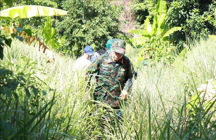 Các lực lượng tham gia khảo sát, tìm kiếm hài cốt liệt sĩ hành quân bộ qua những cánh rừng.