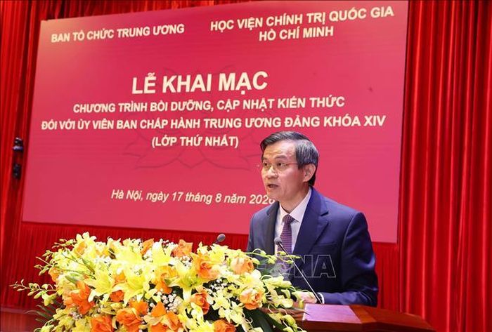 PGS.TS Đoàn Minh Huấn, Ủy viên Bộ Chính trị, Giám đốc Học viện Chính trị quốc gia Hồ Chí Minh, Phó Trưởng ban Thường trực Ban Chỉ đạo Chương trình phát biểu. Ảnh: Văn Điệp/TTXVN