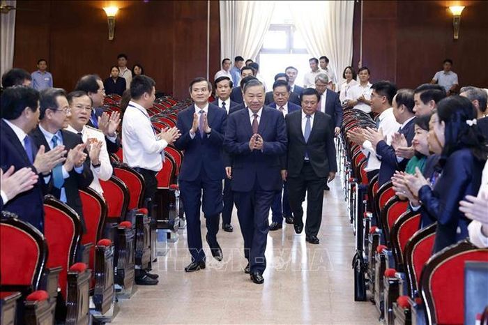 Tổng Bí thư, Chủ tịch nước Tô Lâm đến dự và phát biểu chỉ đạo tại Lễ khai mạc Chương trình bồi dưỡng, cập nhật kiến thức đối với Ủy viên Ban Chấp hành Trung ương Đảng khóa XIV. Ảnh: Thống Nhất/TTXVN