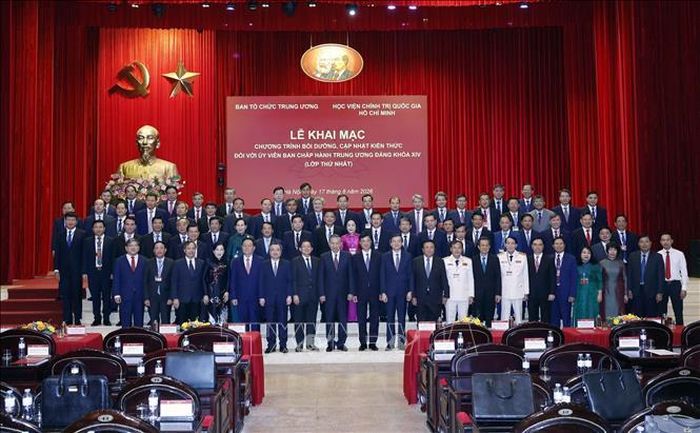 Tổng Bí thư, Chủ tịch nước Tô Lâm, các đại biểu và học viên là các đồng chí Ủy viên Trung ương. Ảnh: Thống Nhất/TTXVN