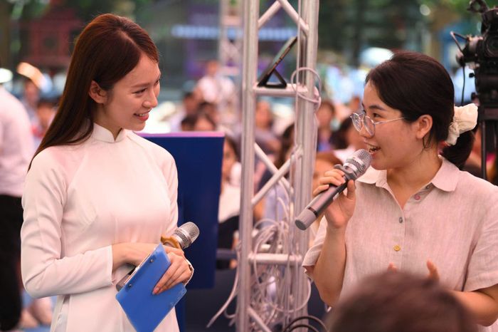 Học sinh đặt câu hỏi tại chương trình. Ảnh: NH