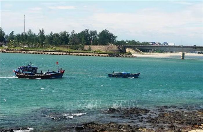Tàu cá của ngư dân bị mắc cạn tại khu vực luồng lạch cửa biển Cửa Tùng.