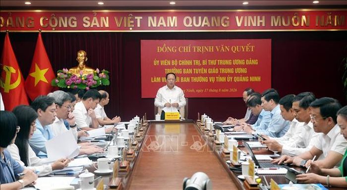 Quang cảnh buổi làm việc.