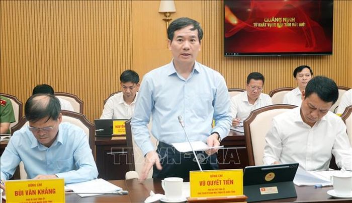 Phó Bí thư Tỉnh ủy Quảng Ninh Vũ Quyết Tiến báo cáo kết quả thực hiện các Nghị quyết của Đảng.