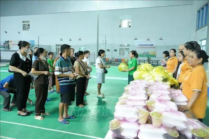 Không dừng lại ở một bếp ăn riêng lẻ, ngọn lửa nhân ái đã nhanh chóng lan tỏa mạnh mẽ thành một phong trào sâu rộng tại nhiều bệnh viện trên địa bàn.