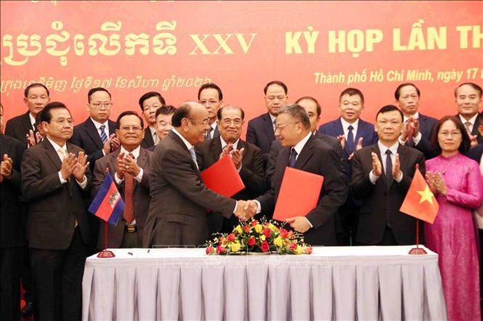 Thượng tướng Lê Quang Minh (phải), Phó Chủ nhiệm Tổng cục Chính trị QĐND Việt Nam, Phó Chủ tịch Thường trực UBCT Chính phủ Việt Nam và Đại tướng Pol Sareoun (trái), Cố vấn cấp cao Quốc vương, Chủ tịch UBCT Chính phủ Campuchia, ký Biên bản Kỳ họp. Ảnh: Xuân Khu/TTXVN