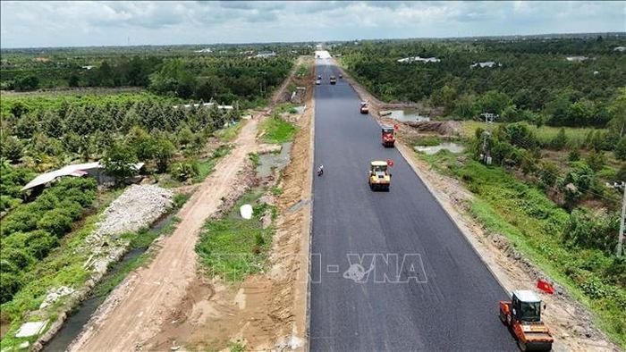 Sau khi thảm nhựa gần 500m đường đầu tiên, các nhà thầu sẽ tiến hành thảm nhựa một số cầu trên tuyến.