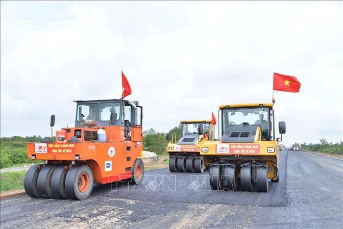 Những mét nhựa đầu tiên được thảm tại Dự án thành phần 2.