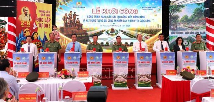 Các đại biểu thực hiện nghi thức khởi công công trình.