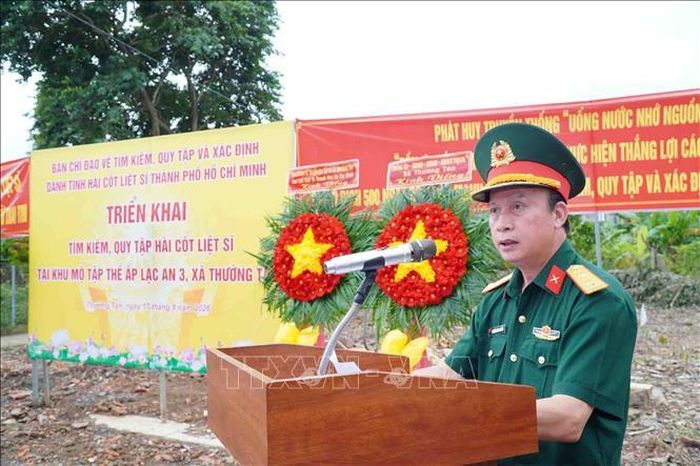 Đại tá Nguyễn Đình Chuẩn, Phó chính ủy Bộ Tư lệnh Thành phố Hồ Chí Minh, Phó trưởng Ban Chỉ đạo Thành phố, phát biểu tại lễ triển khai tìm kiếm, quy tập hài cốt liệt sĩ tại ấp Lạc An, xã Thường Tân. Ảnh: TTXVN phát